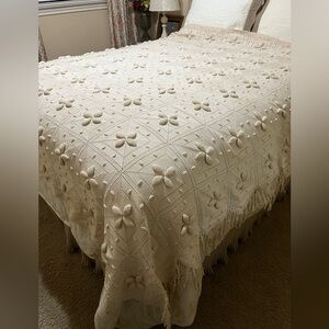 VINTAGE STYLE BATES Cream Hand-Crocheted Floral Bedspread/ COVERLET 85”X 79”